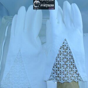 VINTAGE WHITE LACE V CUTOUT NYLON WRIST LENGTH GLOVES - MASS PRODUCED